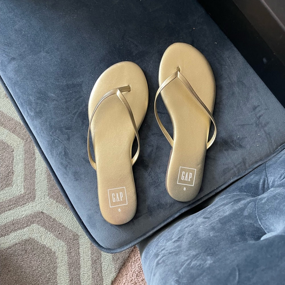 *LIKE NEW* GAP leather flip flop SIZE 8 in gold tone